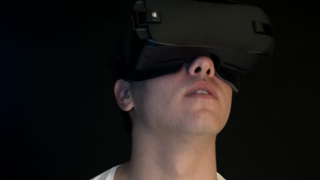 Hombre-joven-lleva-VR-auricular-y-experimentar-la-realidad-Virtual