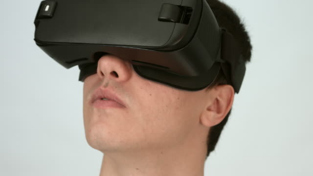 Junger-Mann-tragen-VR-Kopfhörer-und-virtuelle-Realität-erfahren