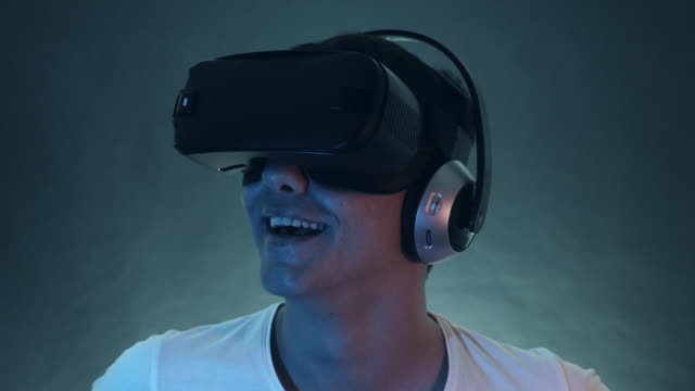 Riendo-la-joven-usa-el-receptor-VR-y-experimentar-la-realidad-Virtual