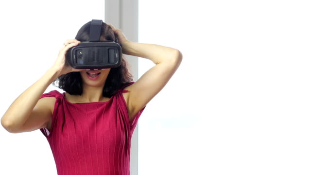 Mujer-en-la-máscara-de-la-realidad-Virtual.