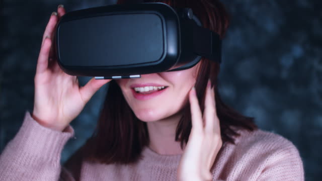 4-k-Aufnahme-einer-Frau-mit-Virtual-Reality-Kopfhörer-beobachten-und-lachen