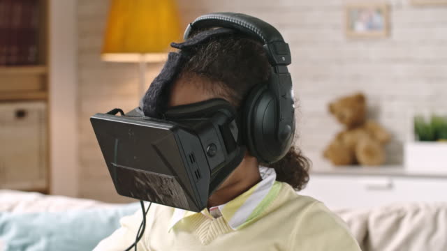 Mädchen-begeistert-von-VR-Brillen