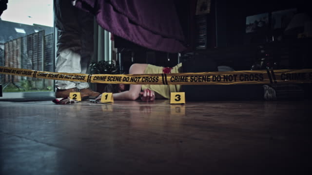 4K-Kriminalität-Szene-Detektiv-Abdeckungen-Leiche-am-Boden