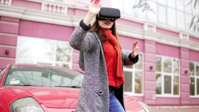 Frau-benutzt-eine-virtual-Reality-Brille-auf-der-Straße