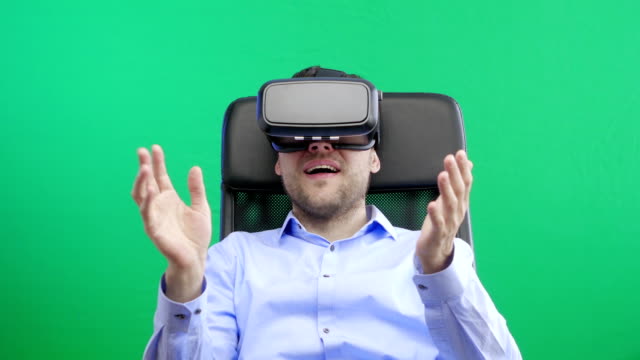 Mann-in-Virtual-Reality-Brille.-Green-Screen.