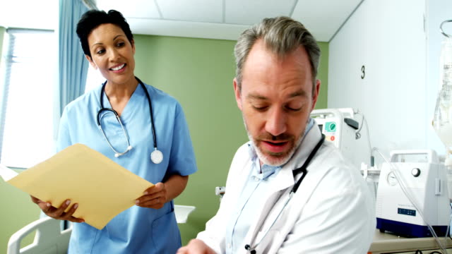 Médicos-hablando-con-el-paciente
