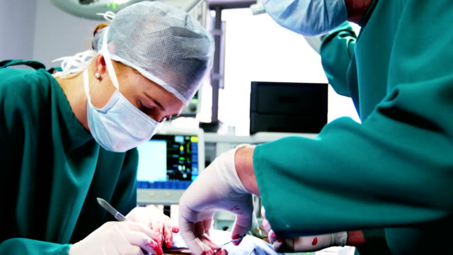 Chirurgen,-die-Operation-im-OP-Saal