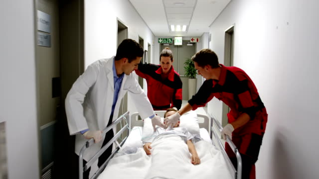 Médico-y-paramédicos-que-acomete-a-un-paciente-a-sala-de-emergencias
