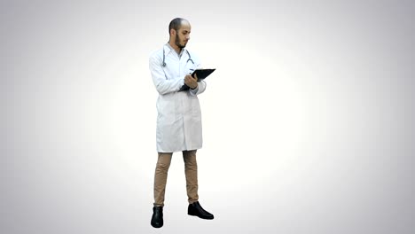 Männlicher-Arzt,-der-weiße-Fellfüllung-in-Patientenform-auf-weißem-Hintergrund-trägt