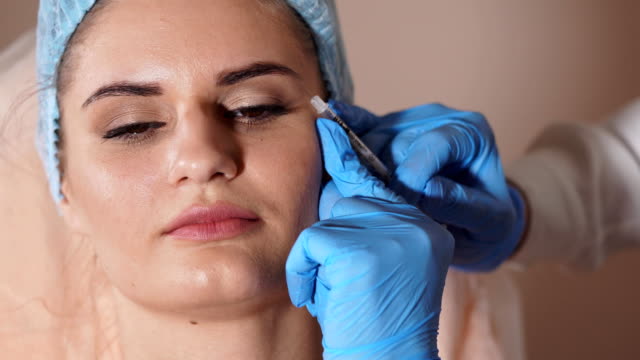 Inyección-facial.-Paciente-femenino-y-médico-con-la-jeringa-de-botox
