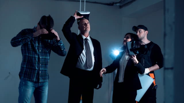 Menschen,-die-aus-VR-Headsets-und-handshaking