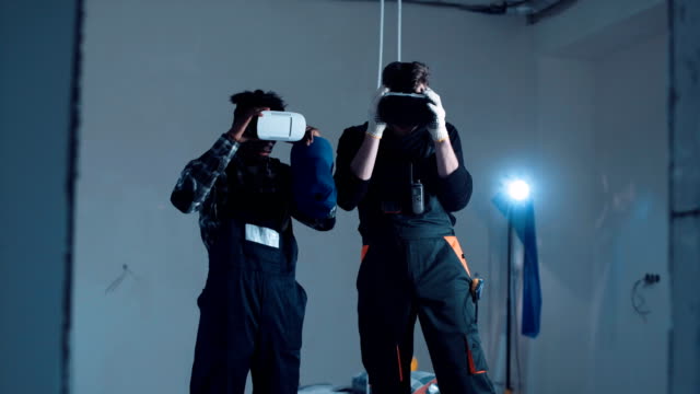 Workers-using-the-VR-goggles