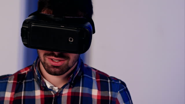 Hombre-sonriente-en-gafas-VR-mirando-a-la-cámara-después-de-la-sesión-de-realidad-virtual
