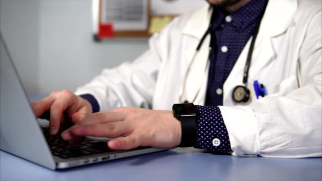 Nahaufnahme-Bild-von-einem-Erwachsenen-Arzt-Hand,-wer-Text-auf-der-Laptoptastatur-druckt