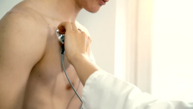 El-paciente-realiza-electrocardiograma-durante-la-prueba-de-esfuerzo