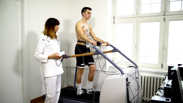 El-paciente-realiza-electrocardiograma-durante-la-prueba-de-esfuerzo