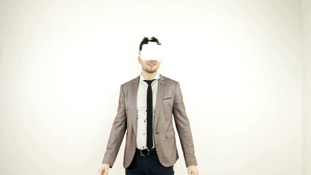 4K-modische-Geschäftsmann-setzt-auf-virtual-Reality-Brillen-oder-Brillen.