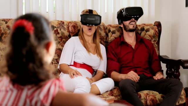 Retrato-de-feliz-hija-sonriendo-y-padres-juego-de-realidad-Virtual