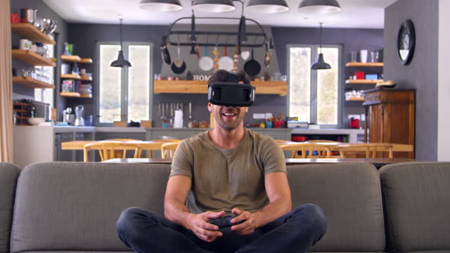 Hombre-tocando-el-juego-de-computadora-uso-de-casco-de-realidad-Virtual