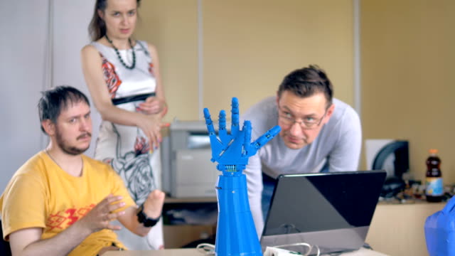 Behinderte-Mensch-steuert-bionische-Hand-mit-Funksensoren-an-seinem-amputierten-Hand.