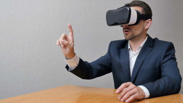 Mann-in-virtual-Reality-Brille