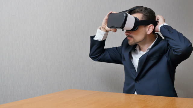 Mann-Kleider-virtual-Reality-Brille