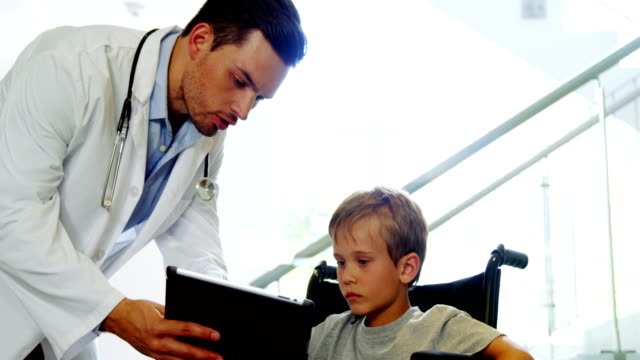 Médico-mostrando-tableta-digital-para-desactivar-el-muchacho