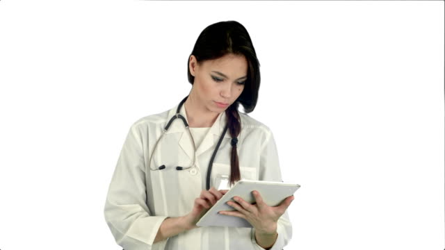 Hübschen-weiblichen-Arzt-mit-Stethoskop-mit-Tablet-Computer-auf-weißem-Hintergrund