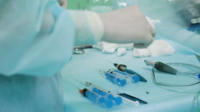 Cirujanos-de-Oftalmología-dentro-de-la-intervención