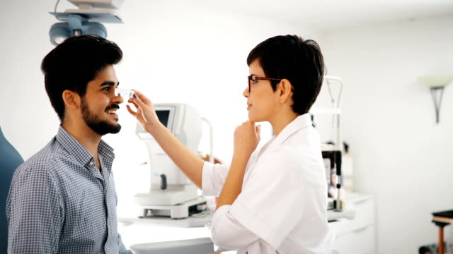 Mädchen-Frau-in-der-Augenklinik-für-Dioptrien-Erkennung