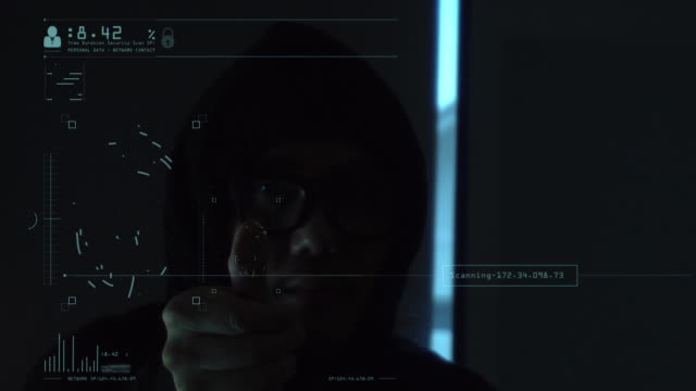 Pirata-hombre-trabajando-en-un-equipo-VR-mientras-se-exploraba-el-dedo-con-código-verde-en-una-habitación-oscura-oficina