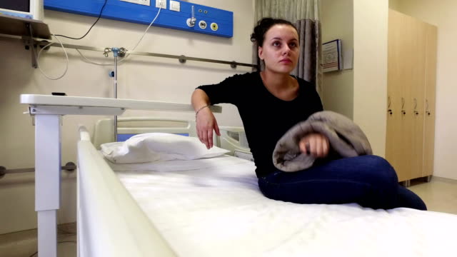 Schöne-Mädchen-warten-im-Krankenhausbett-für-Entlastung-nach-klinischen-threatment
