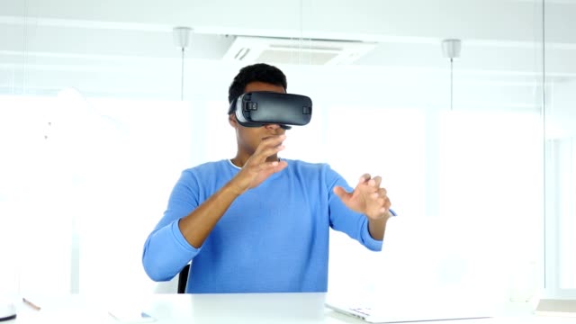 Mann-mit-virtual-Reality-Brille-im-Amt.-Verwendung-mit-Smartphone-VR-goggl