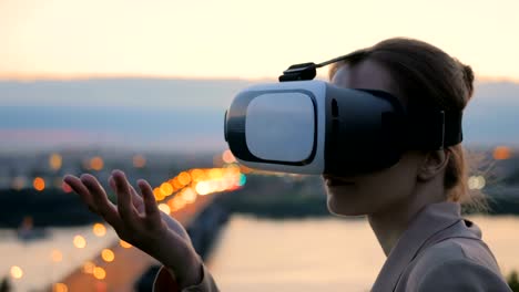 Mujer-utiliza-gafas-de-realidad-virtual-en-la-ciudad-después-de-la-puesta-del-sol