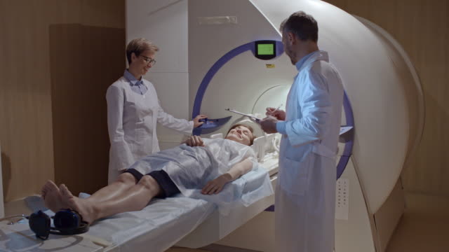 Técnicos-médicos-preparación-de-paciente-para-la-exploración-de-MRI