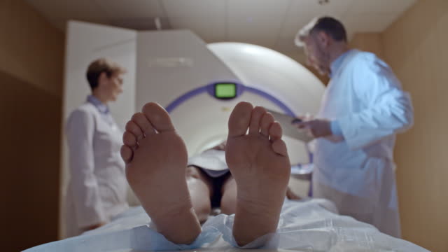 Radiologe-Durchführung-von-MRT-Untersuchung
