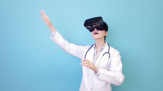 lächelnde-junge-Ärztin,-die-VR-Technologie-tragen