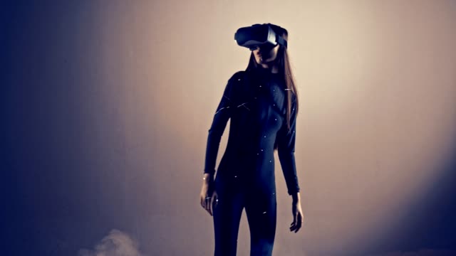 Attraktives-Mädchen-junge-Mode-Modell-tragen-ein-VR-Kopfhörer-erschossen-in-professionellen-Studio-mit-Rauch-und-Laser-für-eine-Cyber-cool-Einschlag.-ProRes