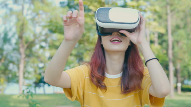 Mujer-mirando-con-dispositivo-de-VR