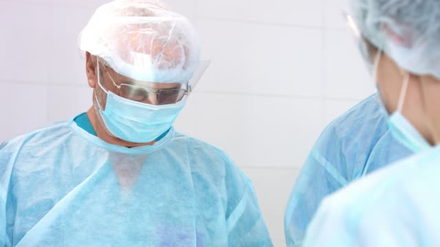 Der-konzentrierte-Chirurg-führt-die-operation