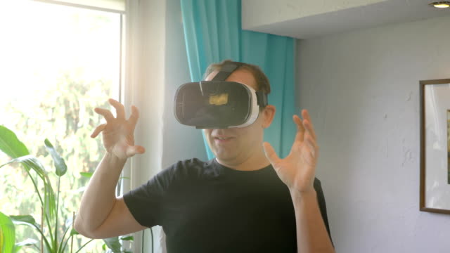 Video-von-Mann-erkunden-virtuelle-Realität-in-4k