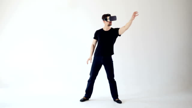 360-VR-Gaming-Konzept,-ein-Mann-tragen-VR-Kopfhörer-bewegte-seine-Hände.