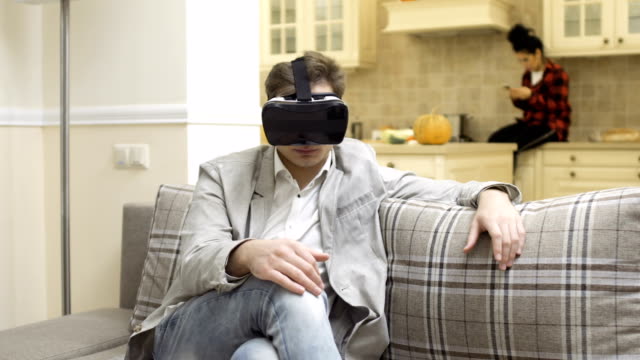 Gut-aussehender-Mann-nutzt-virtual-Reality-Brille-zu-Hause