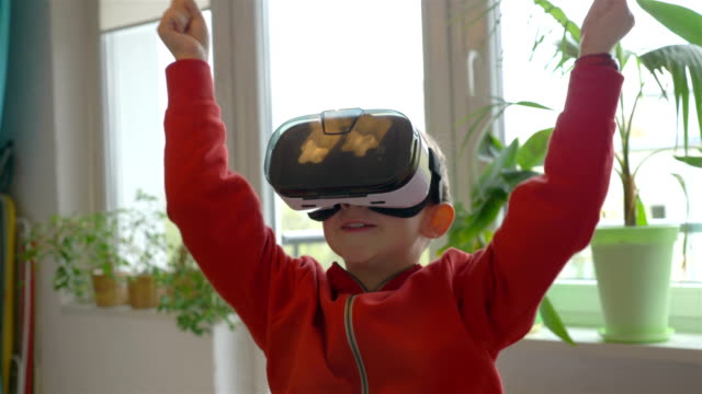 Video-de-niño-explorando-la-realidad-virtual-y-ganar-el-juego-en-4k