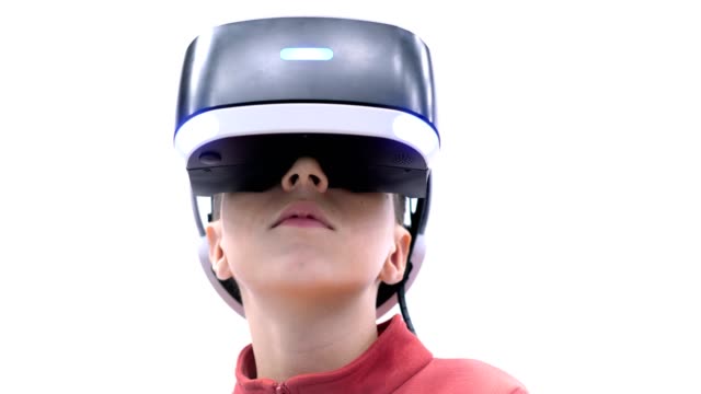el-chico-de-gafas-de-realidad-virtual-es-jugando.