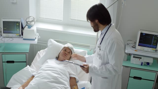Médico-a-apoyo-Senior-paciente-acostado-en-la-cama