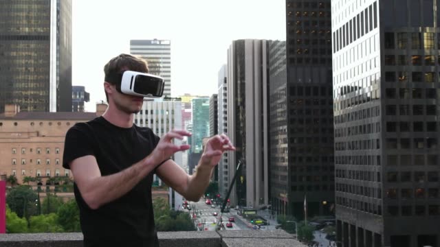Mann-mit-Hilfe-virtueller-Realität-Kopfhörer-Vr-Googles-zu-bauen.--4-k-Slow-Motion.