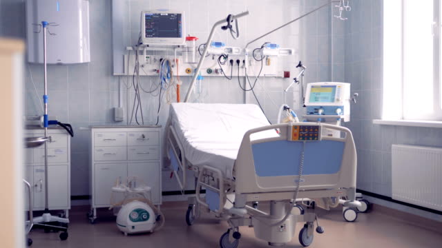 Visión-gran-angular-de-una-sala-de-hospital-equipada-con-una-cama-individual
