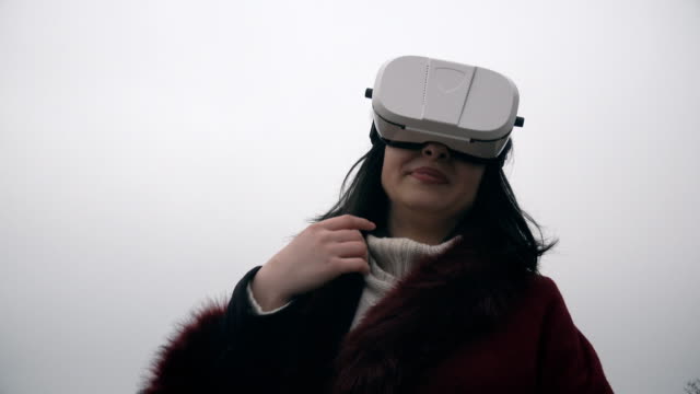 Frau-trägt-VR-Kopfhörer