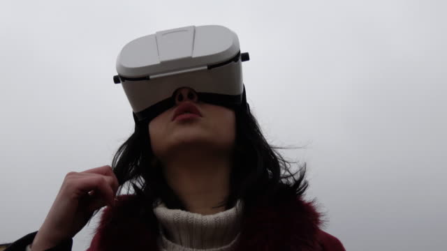 Frau-trägt-VR-Kopfhörer